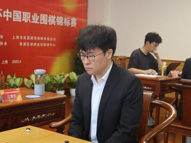 坐在枕头上面怎么晃图片