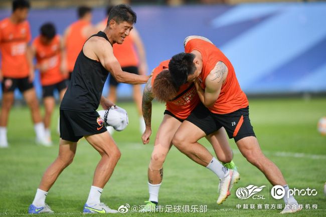 美女扒开尿口给男人看