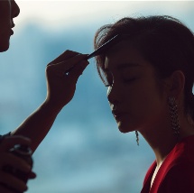 美女扒开尿口给男人看
